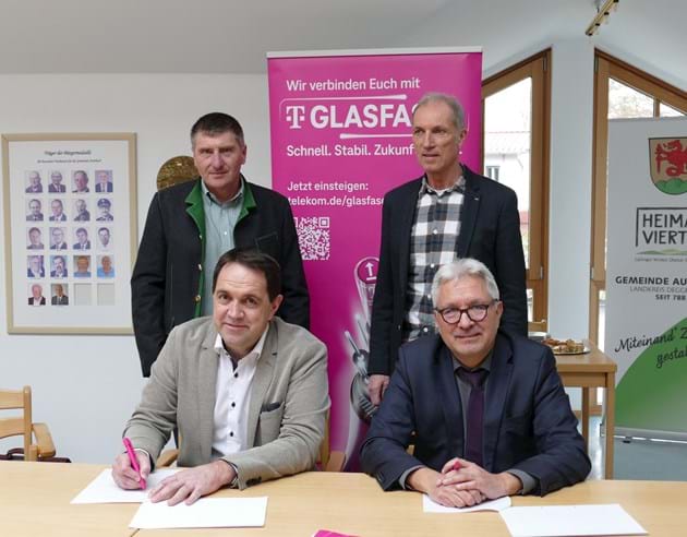 Bürgermeister Gerhard Weber (vorne v.l.) und Markus Münch mit Josef Markl (hinten l.) und Geschäftsleiter Robert Alfery bei der Vertragsunterzeichnung.