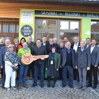 Sehr groß war die Anzahl der anwesenden Bürgermeister und Ehrengäste bei der offiziellen Schlüsselübergabe der Dorfladenbox in Auerbach, betrieben von der „Heimatviertel eG“ der ILE Sonnenwald